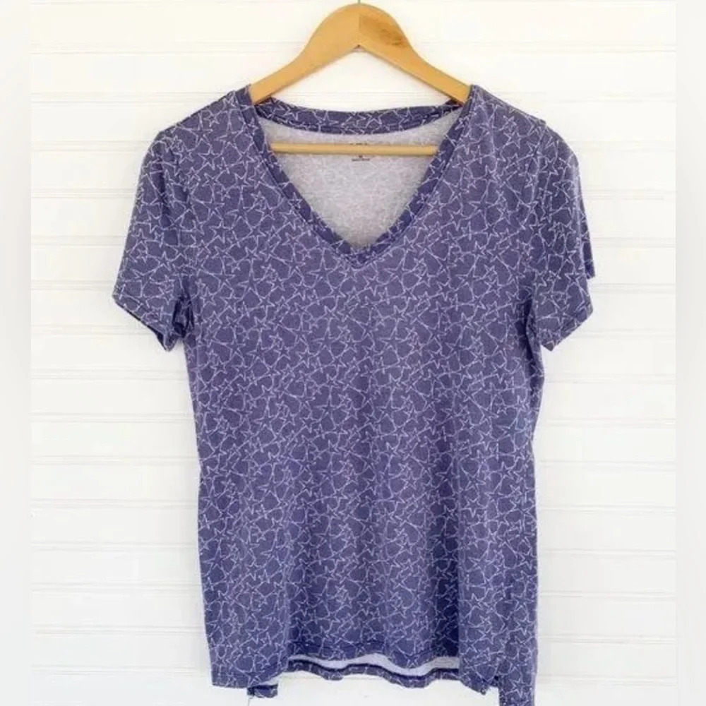 A.n.a NWT Navy & White graphic stars V-neck, short sleeve top. Side Hem splits